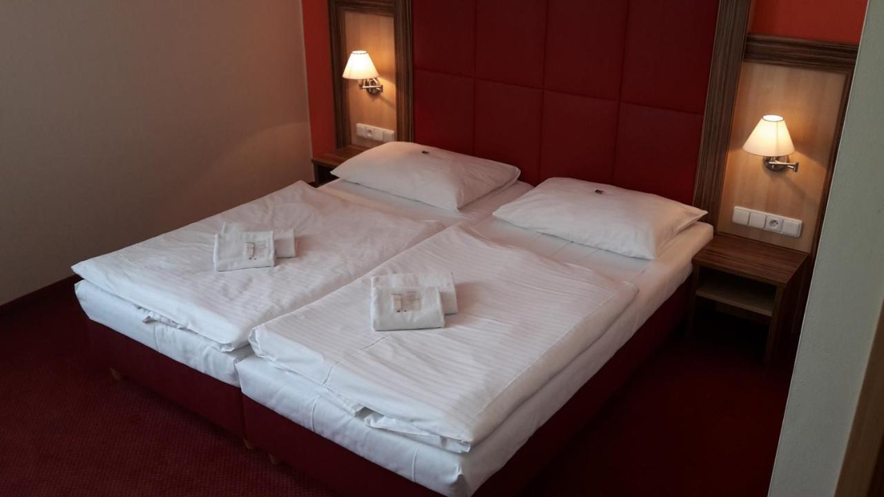 Corner Hotel U Divadla*** - Znojmo Buitenkant foto